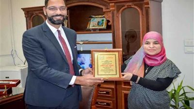 تكريم نائب محافظ الجيزة من إحدى المؤسسات الخيرية