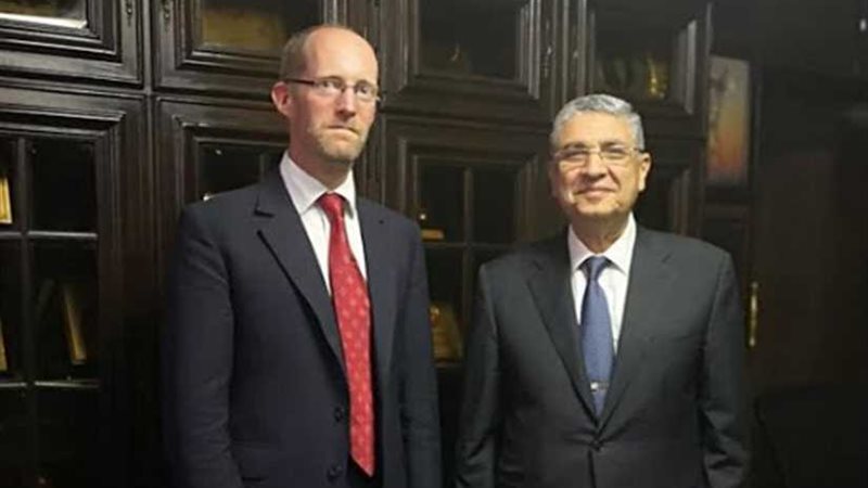 وزير الكهرباء يستقبل