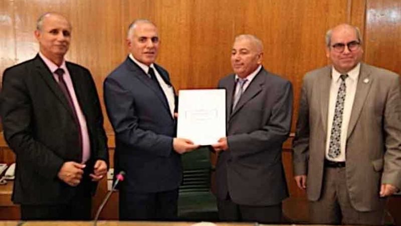 عبدالعاطى يُكرم أبناء