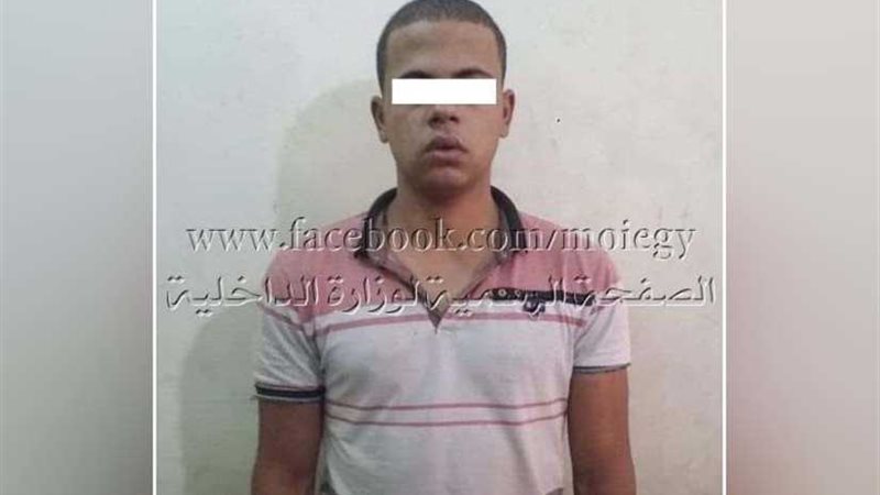 شاب ينهال على والده