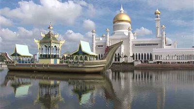 مسافر في الخيال..جولة بالصور لزيارة المسجد الذهبي في بروناي