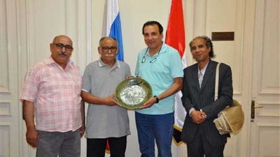 فنانو خزف جراجوس بقنا يكرمون مدير المركز الثقافي الروسي