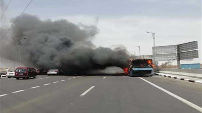 السيطرة على حريق هائل بأتوبيس نقل عام بالقاهرة.. صور