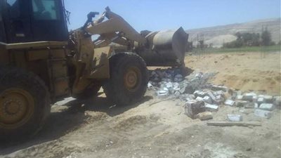 إزالة التعديات على أراضٍ زراعية وبناء مخالف بـ7 مراكز بأسيوط.. (صور)