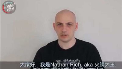 كاتب أمريكي يسخر من مزاعم بلاده بشأن 