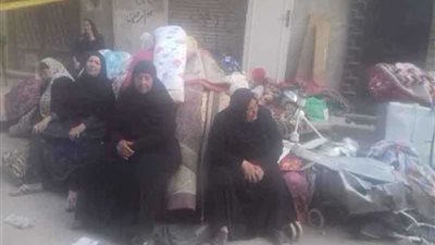 سكان العقار المنهار في زفتى يطلبون سكنا بديلا ويفترشون الشارع