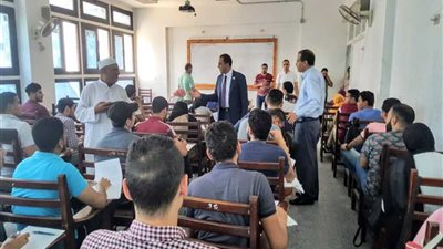 رئيس جامعة دمنهور يتابع لجان سير الامتحانات ويطمئن على الطلاب