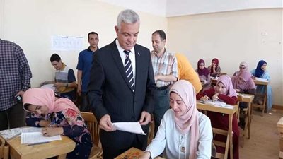رئيس جامعة المنوفية يتفقد امتحانات الفصل الدراسي الثاني