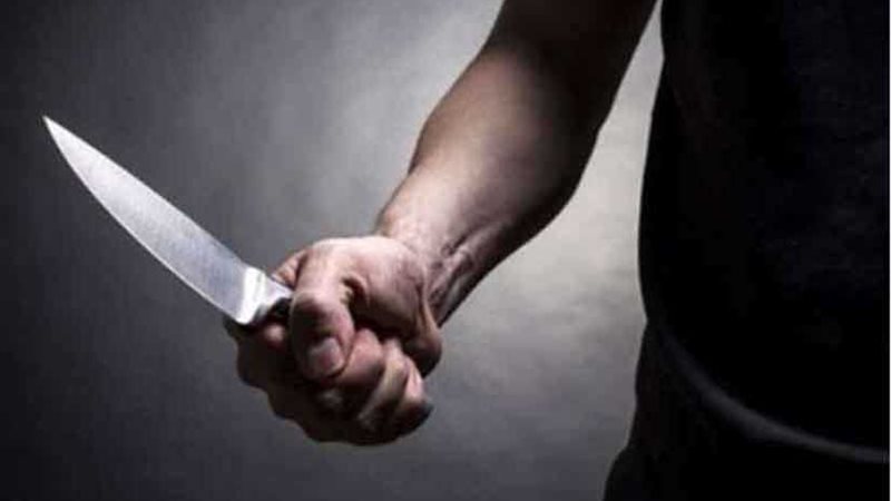 يطعن نجله لمطالبته