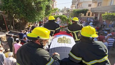 بعد أن وافته المنية أثناء عمله.. جنازة عسكرية لوكيل مرور البحيرة