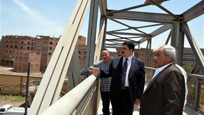 محافظ القليوبية يتفقد كباري مشاة بقليوب بتكلفة 10 ملايين جنيه