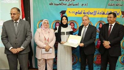 محافظ كفرالشيخ يكرّم 24 طالبًا من أوائل الشهادة الإعدادية