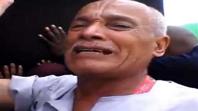 ليبيون يتعلقون بـ