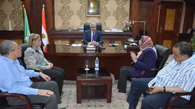 محافظ المنيا يناقش مع القومي للمرأة المبادرات بالقرى الأكثر احتياجا
