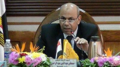 رئيس جامعة المنيا يمنع المحمول خلال تفقده امتحانات الحقوق والآداب