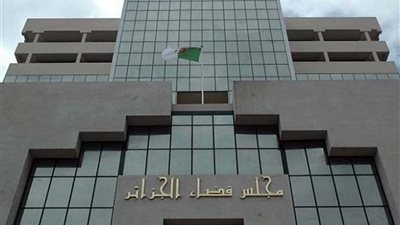 الجزائر.. إحالة رئيسي حكومة و8 وزراء سابقين للمحكمة العليا تمهيدا لمحاكمتهم