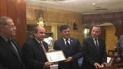 سفارة أوزبكستان تكرم صحفي مصري لفوزه بالقلم الذهبي