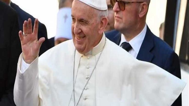 بابا الفاتيكان يعرب