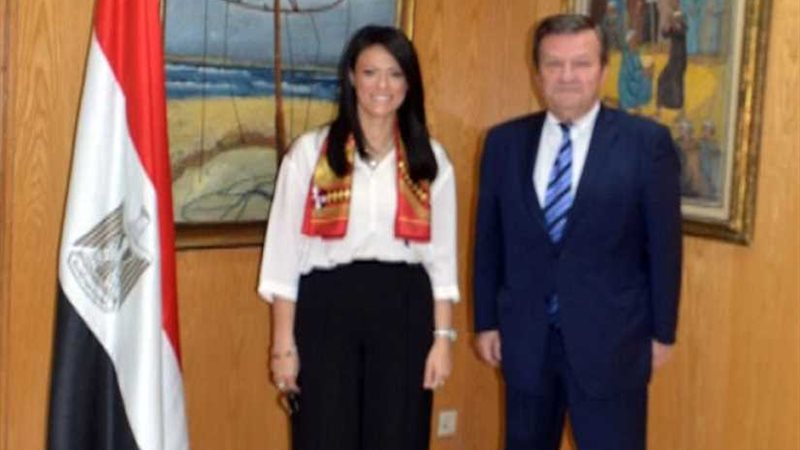 وزيرة السياحة تبحث