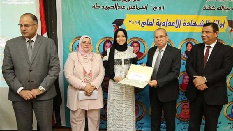 محافظ كفرالشيخ يكرّم