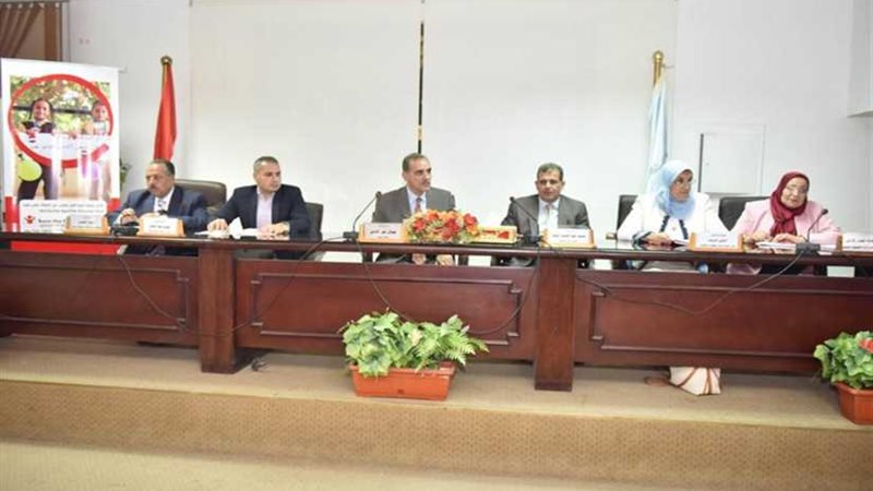 محافظ أسيوط يوزع