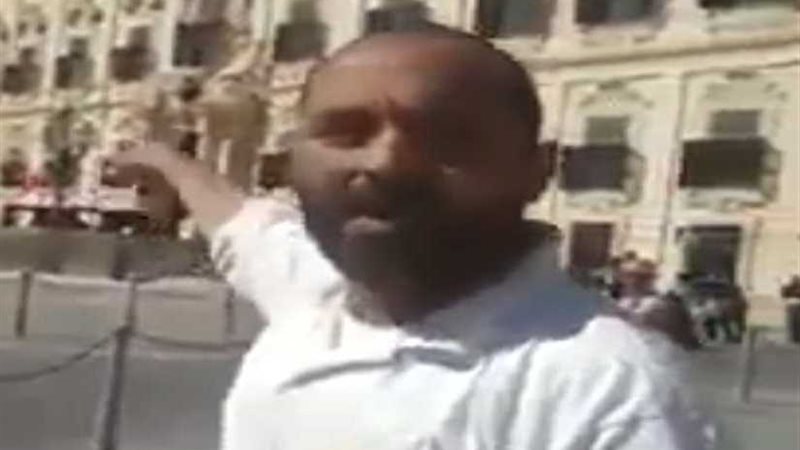 مواطن ليبي يطارد