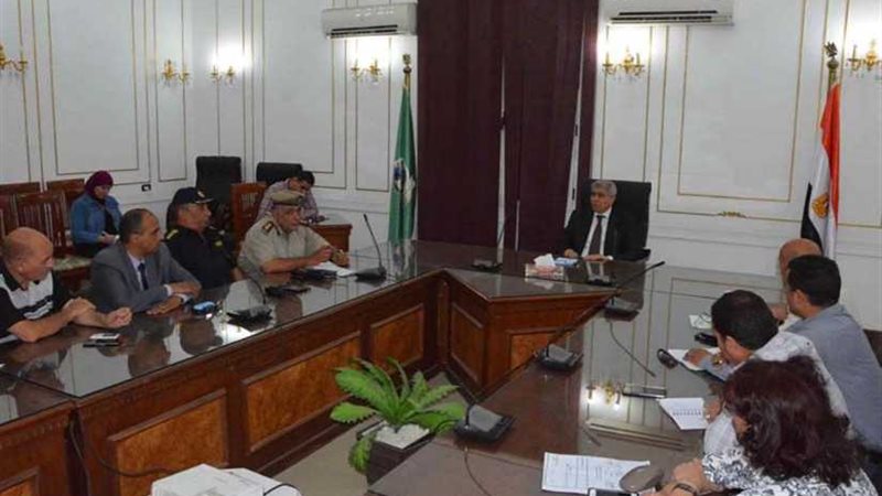 محافظ المنيا يناقش