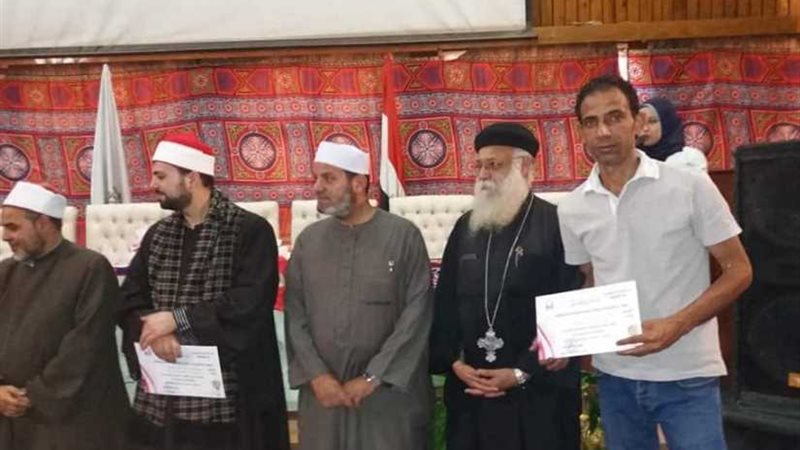 قسيس يكرم حفظة القرآن