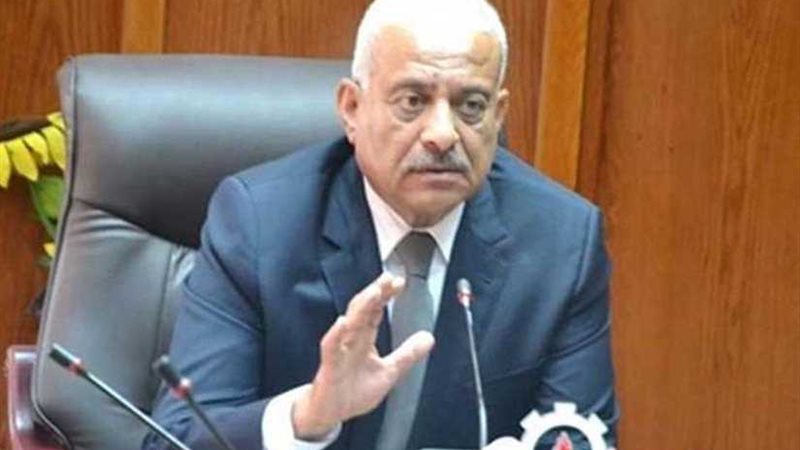 محافظ السويس يكرم