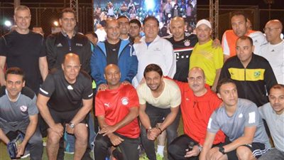 وزير الطيران يتفقد ملعب 