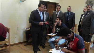 في زيارة مفاجئة.. وزير التعليم العالي يتفقد سير أعمال الامتحانات بجامعة بنها.. 