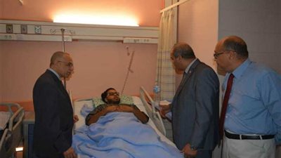 المحرصاوي يزور طالب حادث القطار بمستشفى جامعة الأزهر التخصصي