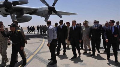 طائرة عسكرية تنقل جثمان مدير أمن أسيوط إلى مسقط رأسه بالغربية.. (صور)