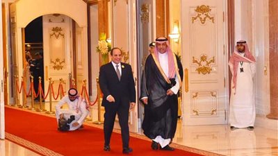 الرئيس السيسي يصل إلى قصر الصفا بمكة المكرمة للمشاركة في أعمال القمة العربية الطارئة