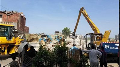 استمرار حملات إزالة التعديات على الترع والمصارف بالبحيرة.. (صور)