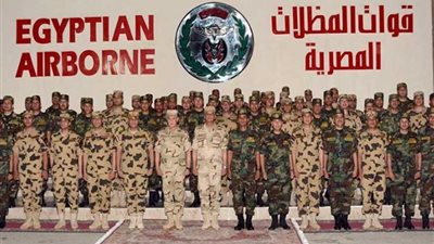 وزير الدفاع يلتقى مقاتلى 