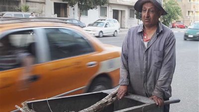 عامل نظافة ..