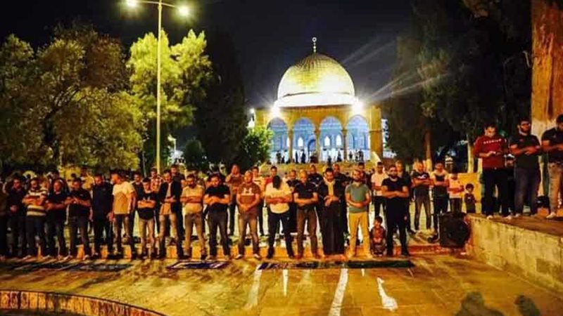 أكثر من 100 ألف مُصلٍّ