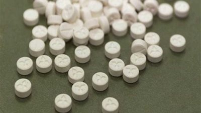 إحباط تهريب 2020 قرصا لعقار الإكستاسى داخل طرد بريدى عبر مطار القاهرة