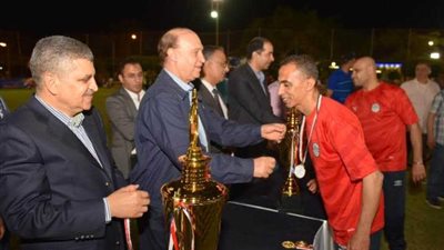 مميش يسلم جوائز بطولة دوري الإدارات بهيئة قناة السويس