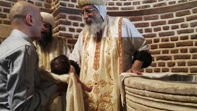 البابا تواضروس يعمد طفلين بقداس عيد دخول المسيح مصر