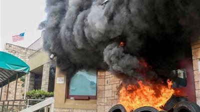 محتجون يضرمون النار بالسفارة الأمريكية في هندوراس