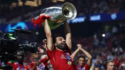 هكذا إحتفل محمد صلاح بالكأس ذات الأذنين