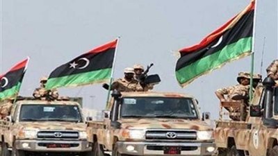 الميليشيات تحاول قتل ميليشياوي أثناء تسليم نفسه للجيش الليبي (فيديو)