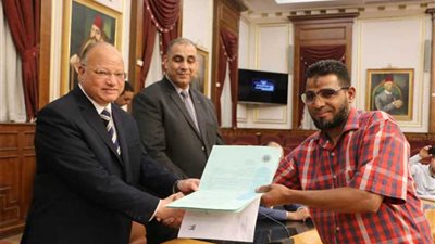 محافظ القاهرة يسلم 11 عقد تمليك لمستثمري منطقة شق الثعبان