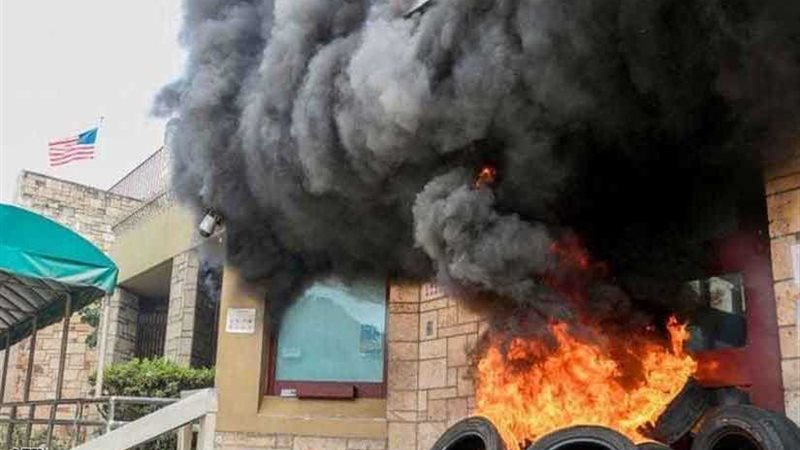 محتجون يضرمون النار