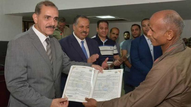 محافظ أسيوط يسلم