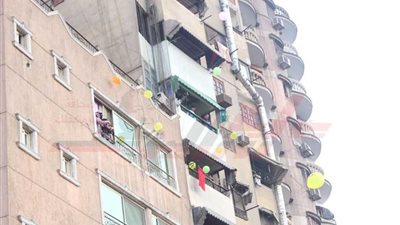 الاهالى تلقى البلالين للمصلين من النوافذ