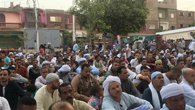 الآلاف يؤدون صلاة العيد بمركز الغنايم.. (صور)