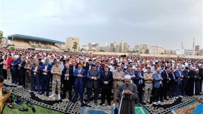 محافظ البحيرة ورئيس جامعة دمنهور يؤديان صلاة العيد بساحة الاستاد.. 